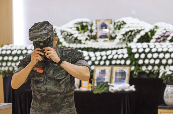 지난 6일 오전 경기 성남시 국군수도병원에 마련된 고(故) 이모 중사의 분향소에서 한 부사관이 조문하고 있다. 이 중사는 지난 3월 선임으로부터 성추행을 당했다며 신고한 뒤 두 달여 만인 지난달 22일 숨진 채 발견됐다. [연합]