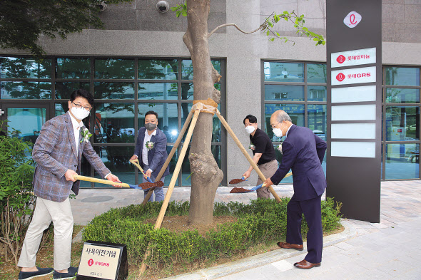 롯데GRS가 33년 만에 그룹의 모태였던 갈월동을 떠나 ‘독산동 시대’를 연다. 차우철(맨 왼쪽) 롯데GRS 대표이사는 7일 서울 독산동 소재 ‘금천롯데타워’에서 신사옥 개소식을 열고, 기념 식수를 하고 있다. [롯데GRS 제공]