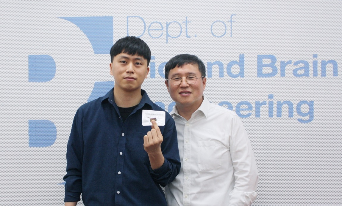 정기훈(오른쪽) 교수와 강병훈 박사과정생이 나노플라즈모닉 PCR용 칩을 들어보이고 있다. [KAIST 제공]
