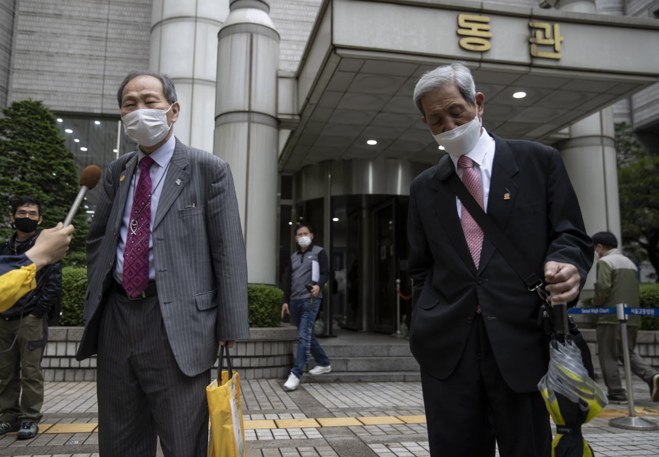 일제에 강제징용된 노동자들이 일본 기업 16곳을 상대로 국내 법원에 제기한 손해배상 소송의 첫 변론 기일이 열린 5월 28일 서초구 서울중앙지법에서 소송을 낸 당사자들이 재판이 끝난 후 취재진과 인터뷰를 하고 있다. [연합]