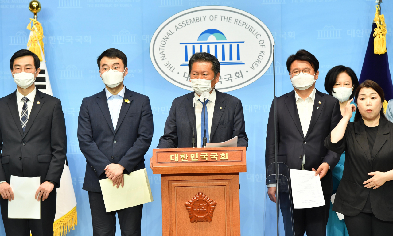 더불어민주당 정청래 의원 등이 7일 오전 국회 소통관에서 당규 개정안 기자회견을 하고 있다. 이 자리에는 정청래, 김남국, 김용민, 박주민, 이수진, 임오경, 최혜영, 장경태, 황운하 의원이 참석했다. [연합]