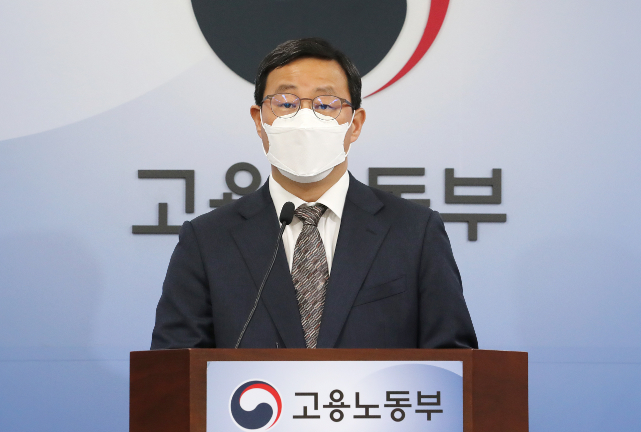 김영중 고용노동부 고용정책실장이 7일 오전 세종시 정부세종청사에서 2021년 5월 고용행정 통계로 본 노동시장 동향을 발표하고 있다. [연합]