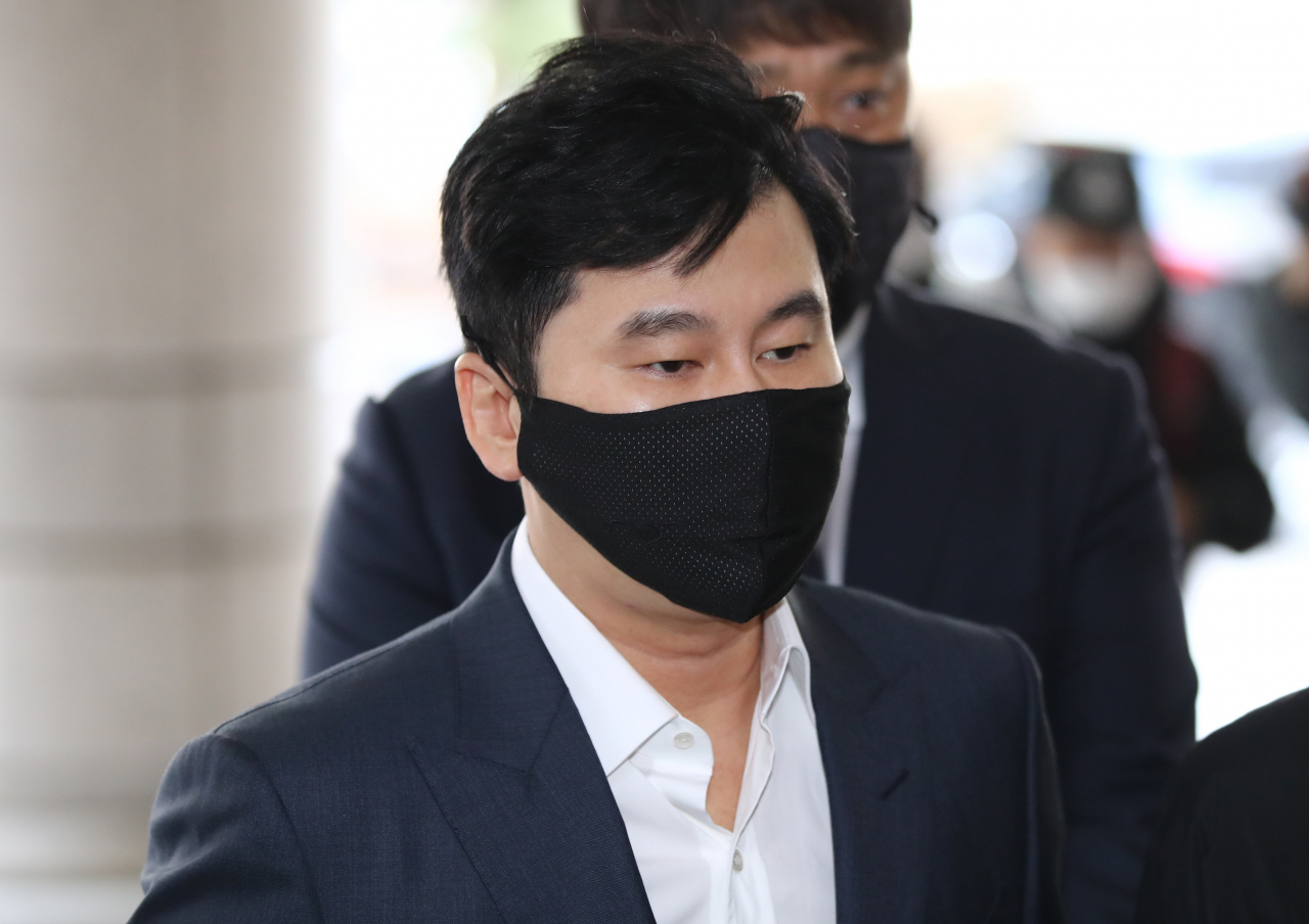 해외 원정도박 혐의를 받는 양현석 전 YG엔터테인먼트 대표 프로듀서가 지난해 11월 27일 오전 서울 마포구 서울서부지법에서 열리는 선고 공판에 출석하고 있다. 법원은 양 전 대표에게 벌금 1500만원을 선고했다. [연합]