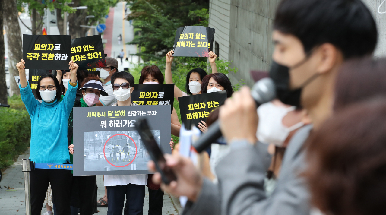 7일 오전 서울 서초구 서초경찰서 앞에서 ‘반포한강사건 진실을 찾는 사람들(반진사)’ 회원들이 손 씨 사건에 대한 전면 재조사와 친구 A씨에 대한 피의자 전환을 주장하는 기자회견을 하고 있다. 회견 참석자들은 관련 내용이 담긴 탄원서를 서초서에 제출했다. [연합]