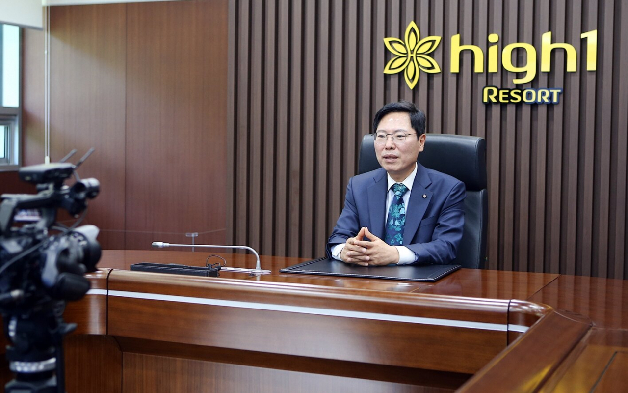 강원랜드 윤리주간 개시. 이삼걸 대표가 청렴과 공정, 윤리의식, 상호존중 문화를 강조하는 내용의 사내방송을 하고 있다.