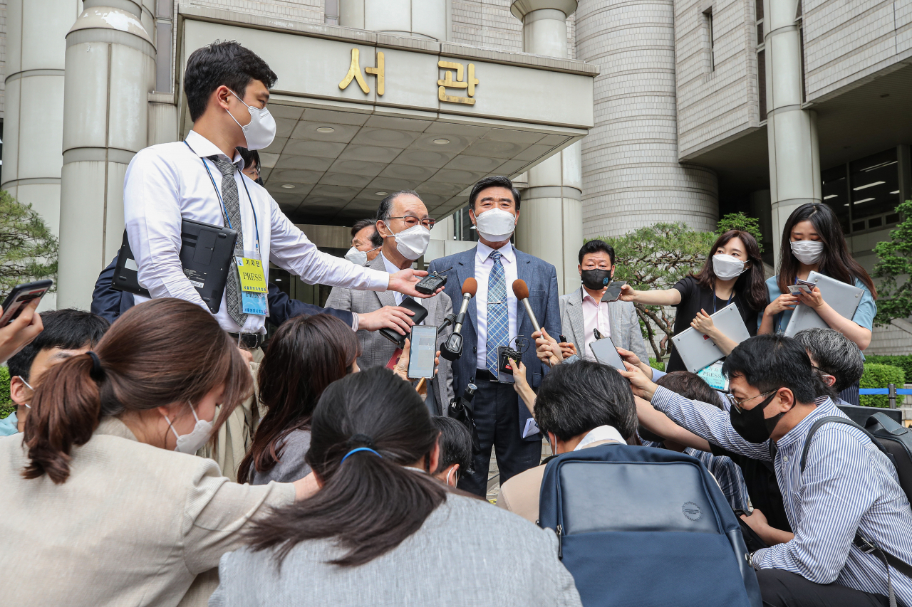 7일 오후 서울 서초구 서초동 서울중앙지법에 열린 강제징용 노동자와 유족 85명이 일본제철·닛산화학·미쓰비시중공업 등 일본 기업 16곳을 상대로 낸 1심 선고에서 각하 판결을 받은 유족 임철호(왼쪽) 씨와 대일민간청구권 소송단 장덕환 대표가 공판이 끝난 뒤 가진 기자회견에서 항소 의견을 밝히고 있다. [연합]