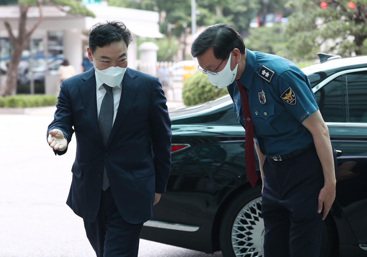 김오수 신임 검찰총장이 7일 오후 서울 서대문구 경찰청을 방문, 마중 나온 경찰 관계자와 인사하며 청사로 들어가고 있다. [연합]