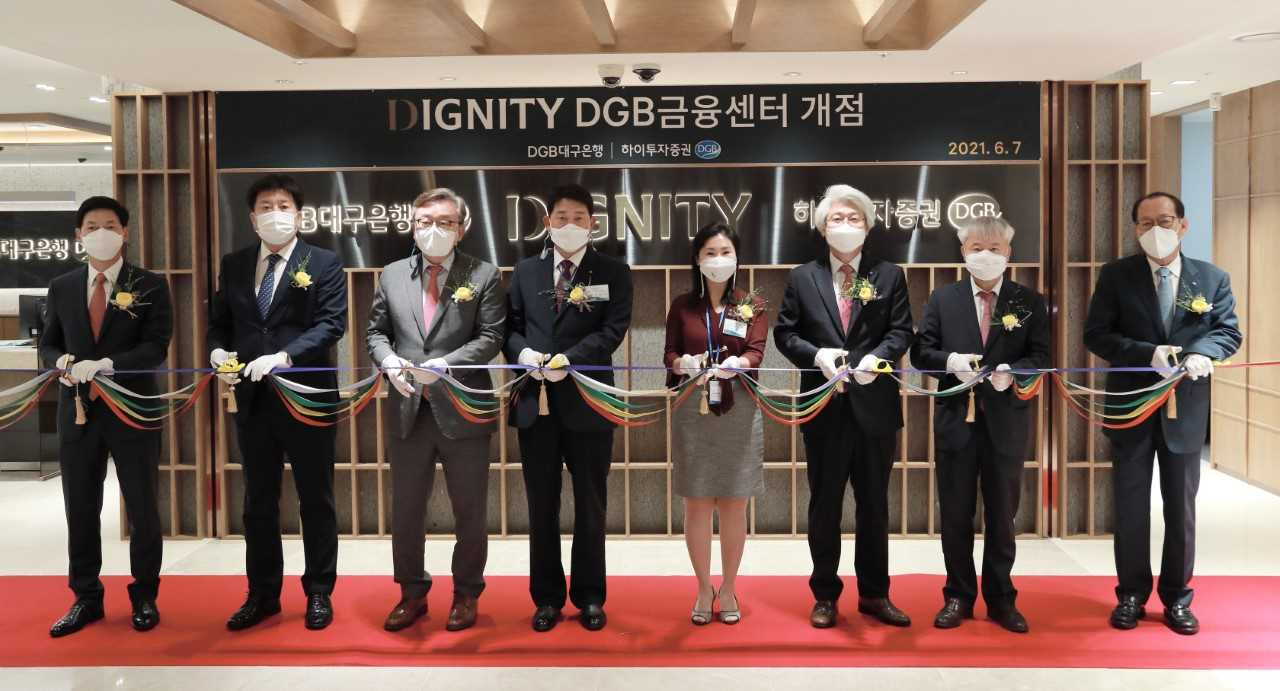 왼쪽부터 송원복 대구은행 서울영업부장, 박정홍 DGB자산운용 대표, 김성한 DGB생명 대표, 임성훈 대구은행장, 김태오 회장, 김경규 하이투자증권 대표, 서정동 DGB캐피탈 대표, 송해경 강북WM센터장.[DGB 금융그룹 제공]