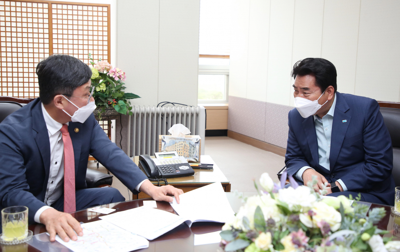 8000억 절감할 수 있는 경강선 수정안을 적극 검토해달라고 요청하는 백군기 용인시장(오른)
