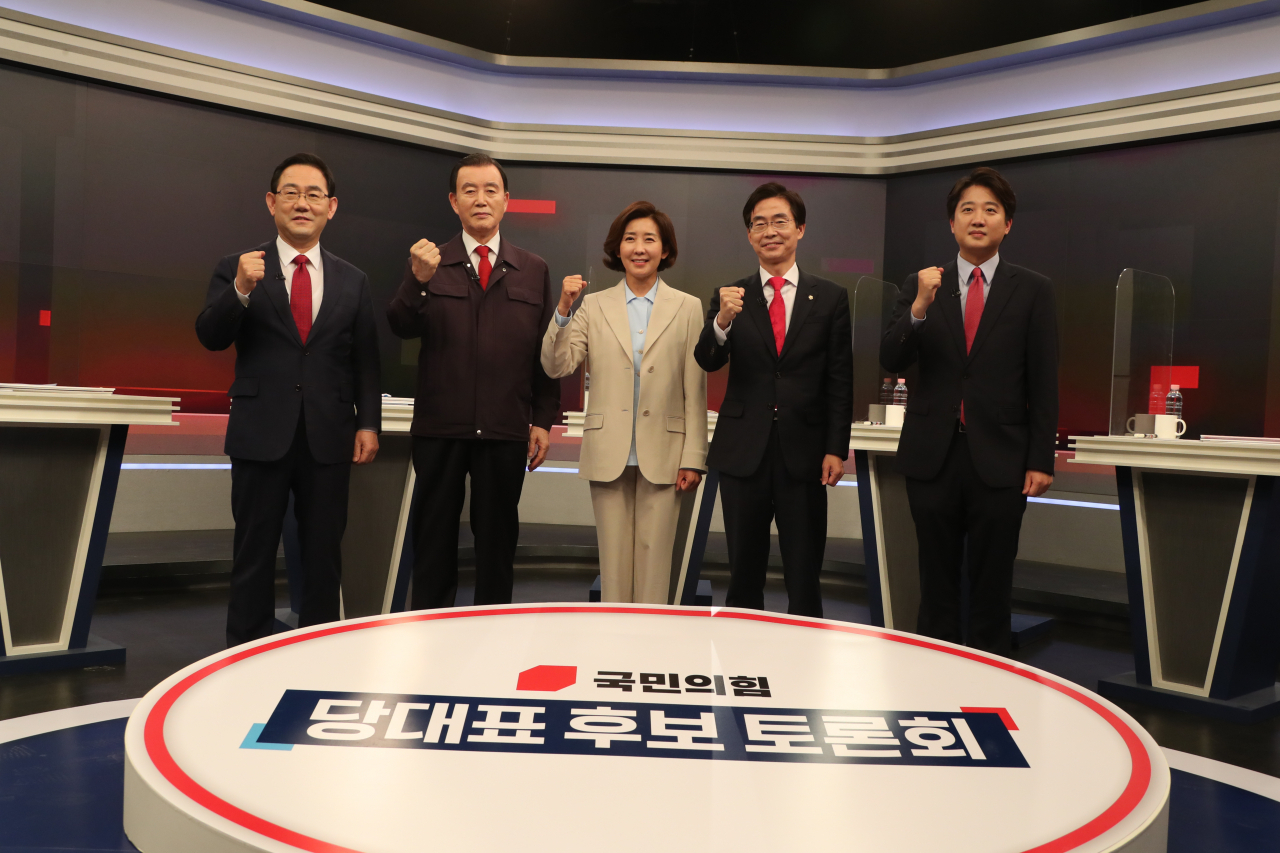 국민의힘 당 대표 선거에 출마한 주호영(왼쪽부터), 홍문표, 나경원, 조경태, 이준석 후보가 7일 오후 서울 중구 태평로 TV조선 스튜디오에서 열린 토론회에 앞서 기념촬영을 하고 있다. [연합]