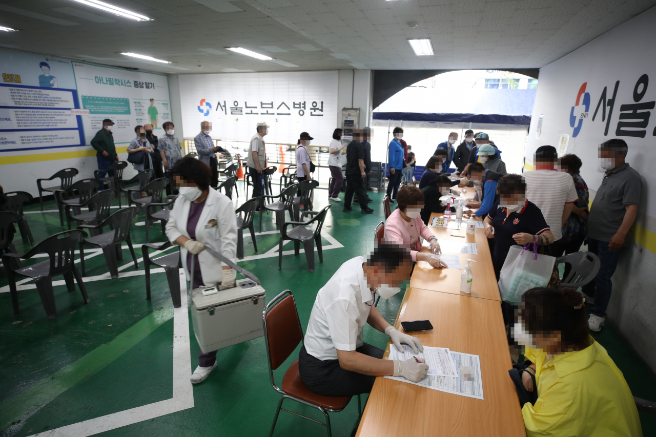 지역사회에 거주하는 일반 60&sim;64세 고령층에 대한 신종 코로나바이러스 감염증(코로나19) 아스트라제네카(AZ) 백신 1차 접종이 시작된 7일 서울 도봉구의 한 병원에서 시민들이 대기하고 있다.[연합]