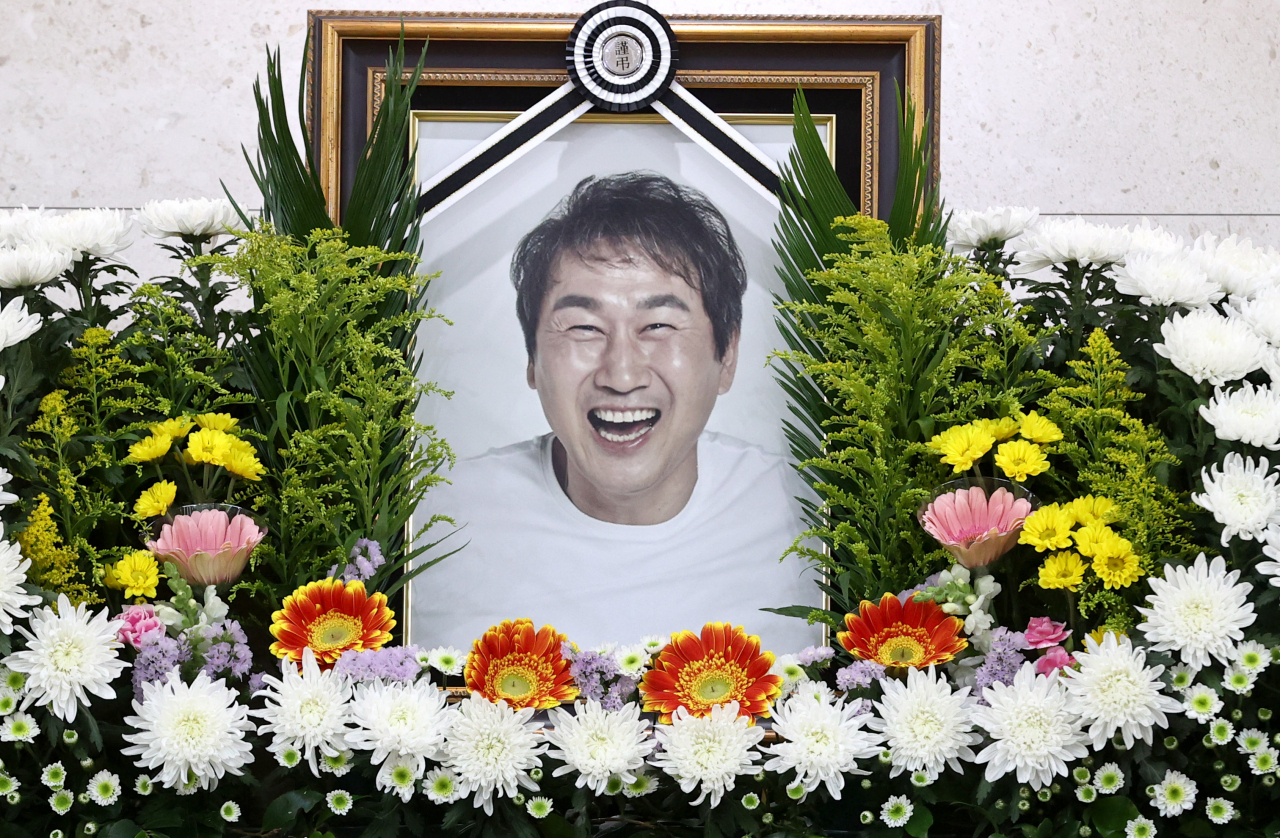 7일 오후 서울아산병원 장례식장에 마련된 유상철 전 인천 유나이티드 감독의 빈소에 고인의 영정이 놓여 있다. [연합]