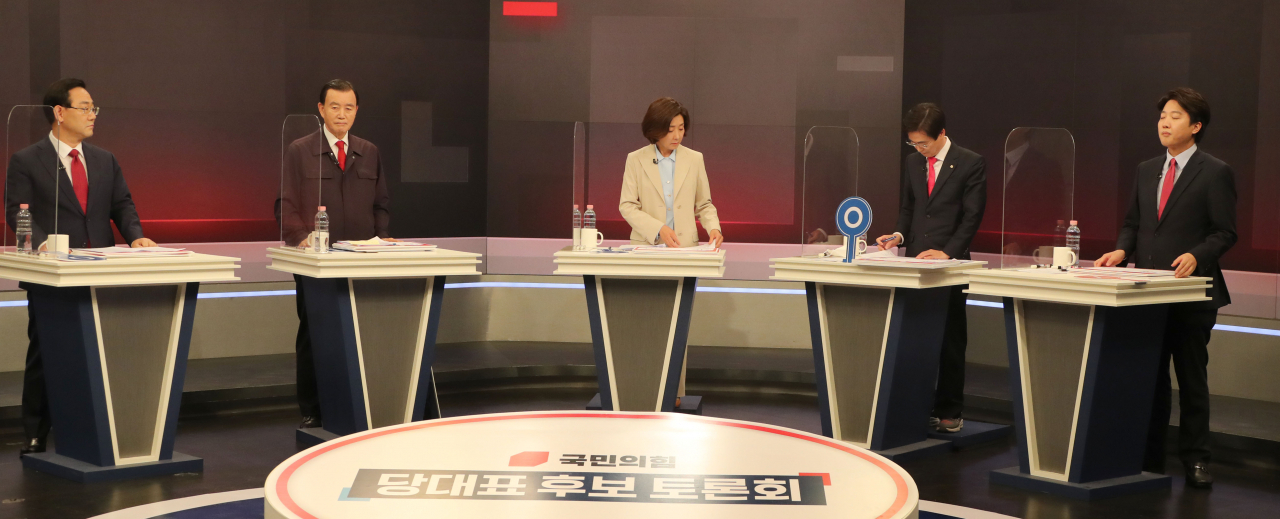 국민의힘 당 대표 선거에 출마한 주호영(왼쪽부터), 홍문표, 나경원, 조경태, 이준석 후보가 지난 7일 오후 서울 중구 태평로 TV조선 스튜디오에서 토론을 준비하고 있다. [연합]