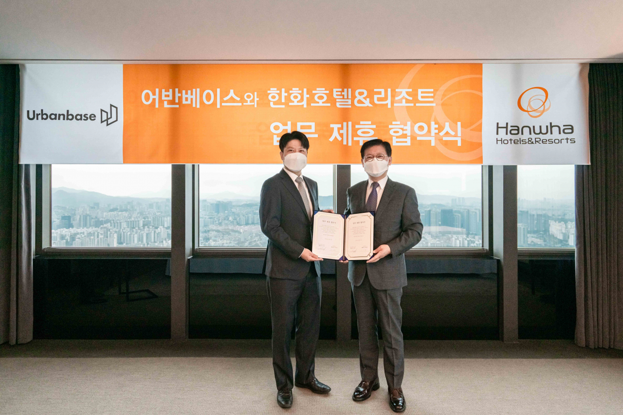 하진우(왼쪽) 어반베이스 대표와 문석 한화호텔앤드리조트 대표이사가 신규 사업 추진을 위한 MOU를 체결했다. [어반베이스 제공]