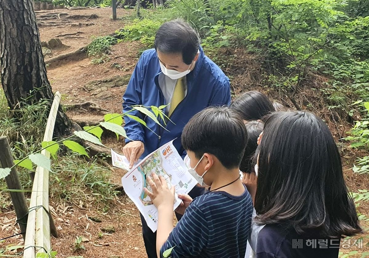 문석진 구청장과 어린이들이 안산숲속쉼터에서 지도를 보며 코스를 살피고 있다. [서대문구 제공]