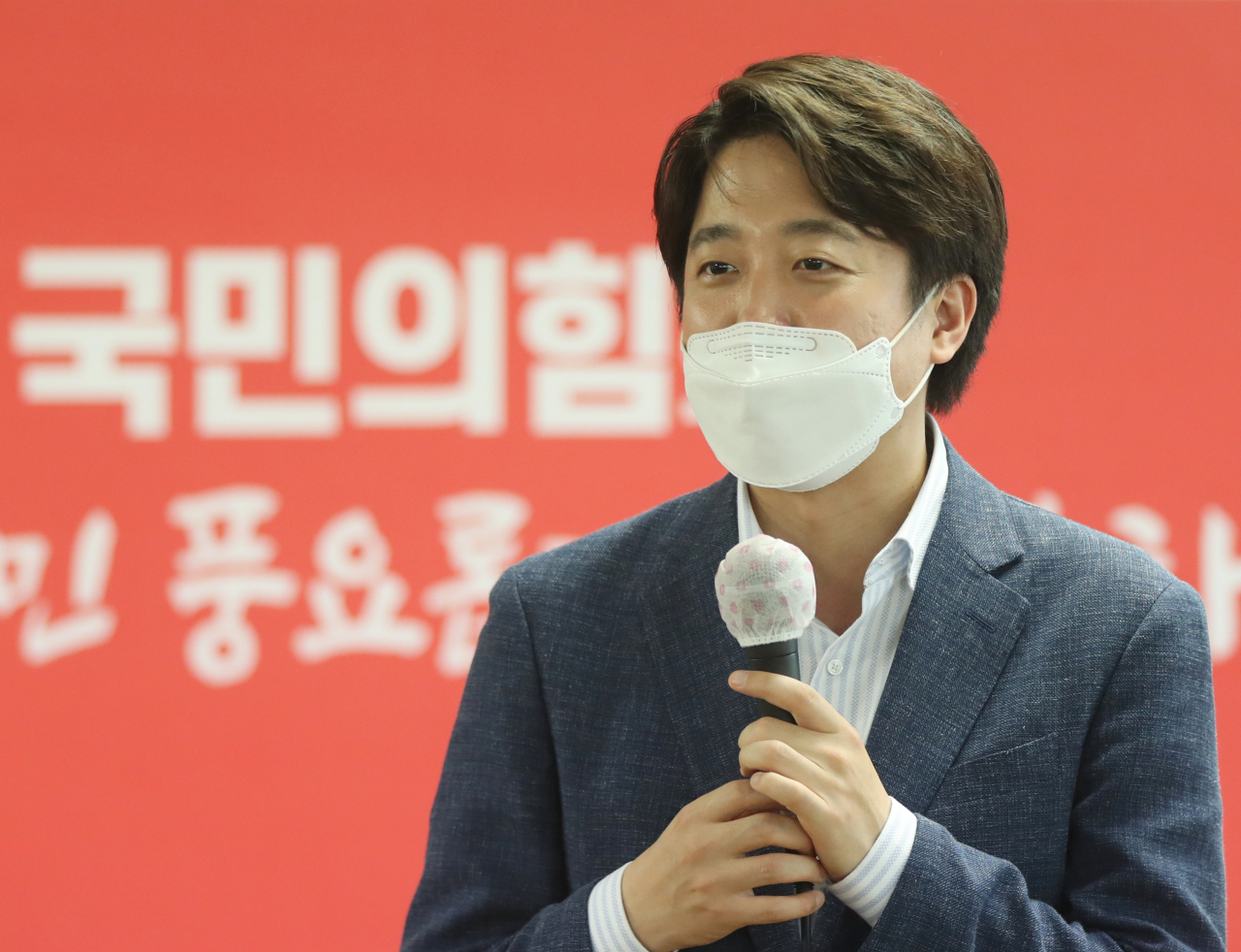 이준석 국민의힘 당 대표 후보가 지난 6일 오후 울산시 남구 국민의힘 울산시당사를 방문해 당원들과 간담회를 하고 있다. [연합]