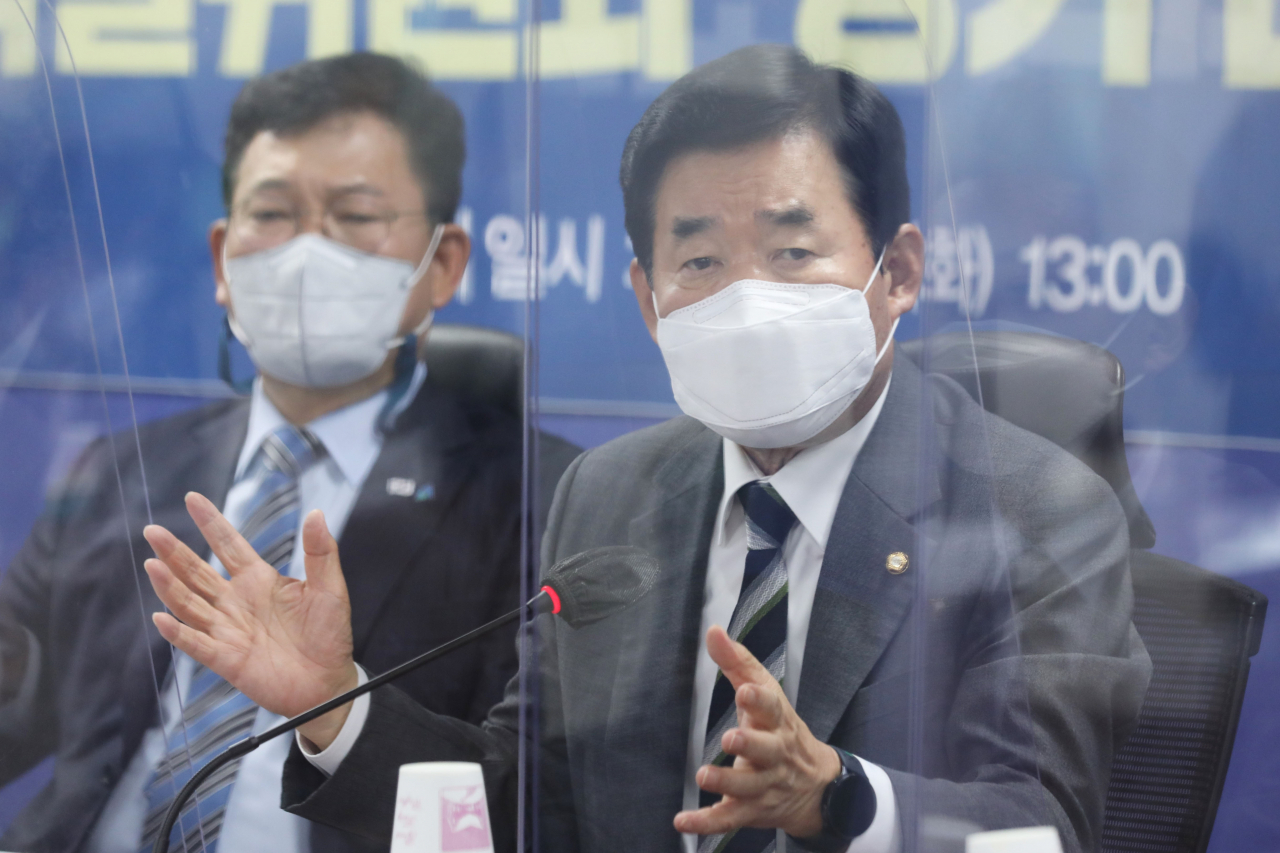 지난 1일 국회 의원회관에서 열린 '더불어민주당 부동산특별위원회-경기·인천 기초단체장 정책현안 회의'에서 김진표 부동산특위 위원장이 인사말을 하고 있다. [이상섭 기자]