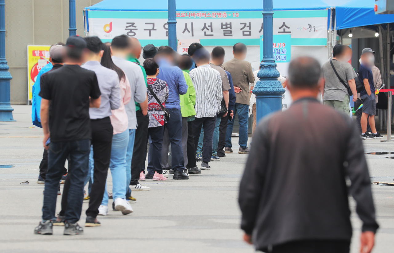 지난 7일 오전 서울역 광장에 마련된 임시선별검사소에서 시민들이 줄을 서 있다. [연합]