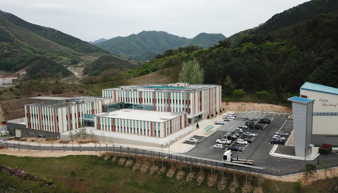 오는 15일 개원과 함께 본격적인 진료에 들어가는 중부권 통합의학센터 충주위담통합병원 전경.