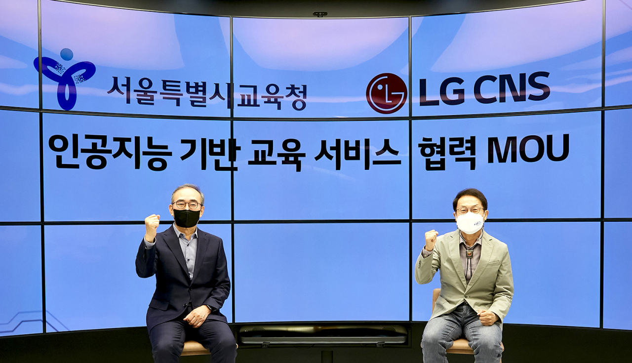 김영섭(왼쪽) LG CNS 대표이사 사장과 조희연 서울시교육청 교육감이 마곡 LG CNS 본사에서 인공지능 기반 교육 서비스 협력을 위한 업무 협약 체결 후 기념 사진을 촬영하고 있다. [LG CNS 제공]