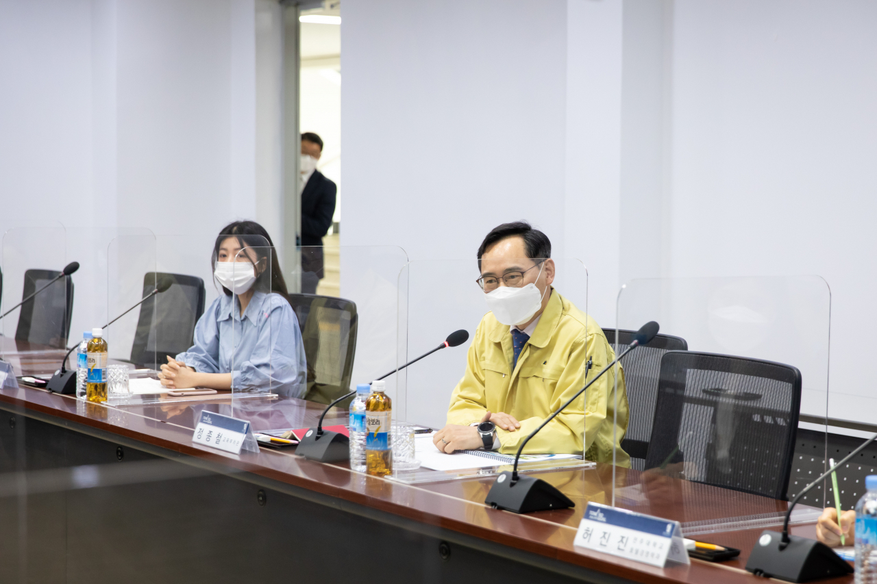 정종철 교육부 차관이 지난 달 7일 전북 전주대학교를 방문해 신종 코로나바이러스 감염증(코로나19) 방역 상황을 점검한 뒤 외국인 유학생들과 간담회를 하고 있다. [교육부]