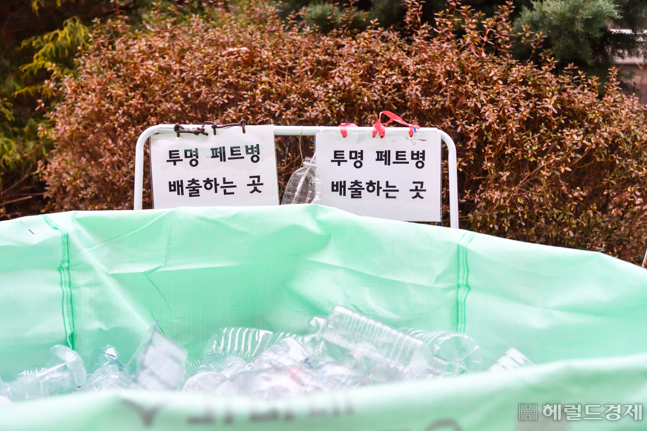 투명 페트병 분리배출제 시행에 따라 아파트 단지 안에 투명 페트병 배출 장소가 따로 설치돼 있다. [송파구 제공]
