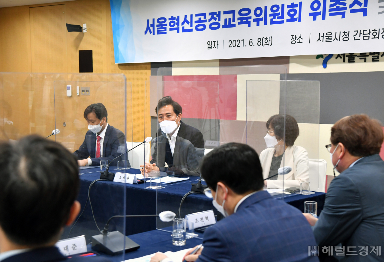 8일 오전 서울시청에서 열린 ‘서울 혁신 공정 교육위원회 위촉식’에서 오세훈 서울시장이 인사말에서 사각지대 없고 차별없는 교육시스템을 구축해 달라고 교육위원들에게 당부하고 있다. [서울시 제공]