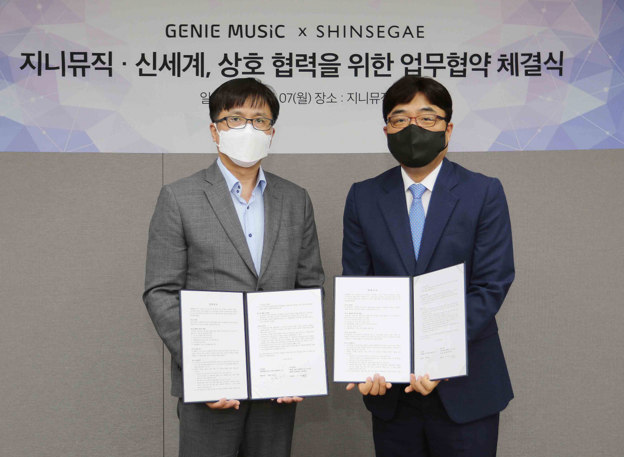 신세계백화점과 지니뮤직은 7일 상호 협력 업무협약(MOU)을 체결했다. 왼쪽부터 신세계 영업본부장 임훈 부사장, 지니뮤직 조훈 대표이사.[신세계백화점 제공]