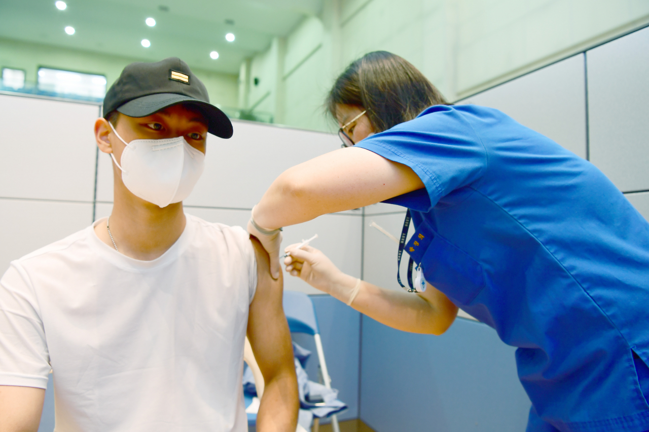 30세 미만 군 장병을 대상으로 한 화이자 백신 접종이 시작된 7일 오전 해군 3함대사령부 강당에 설치된 접종소에서 한 병사가 백신 주사를 맞고 있다. 연합뉴스