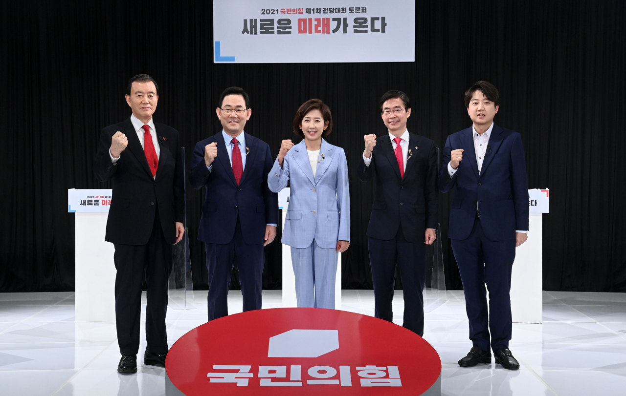 국민의힘 당권 주자인 이준석(오른쪽부터), 조경태, 나경원, 주호영, 홍문표 후보가 8일 서울 용산구 백범김구기념관에서 열린 국민의힘 유튜브 공식채널 오른소리 합동토론회에서 기념촬영을 하고 있다. [연합]