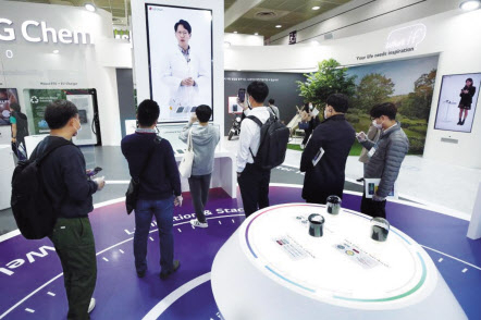 LG화학의 작년 인터배터리 2020 부스. [연합]