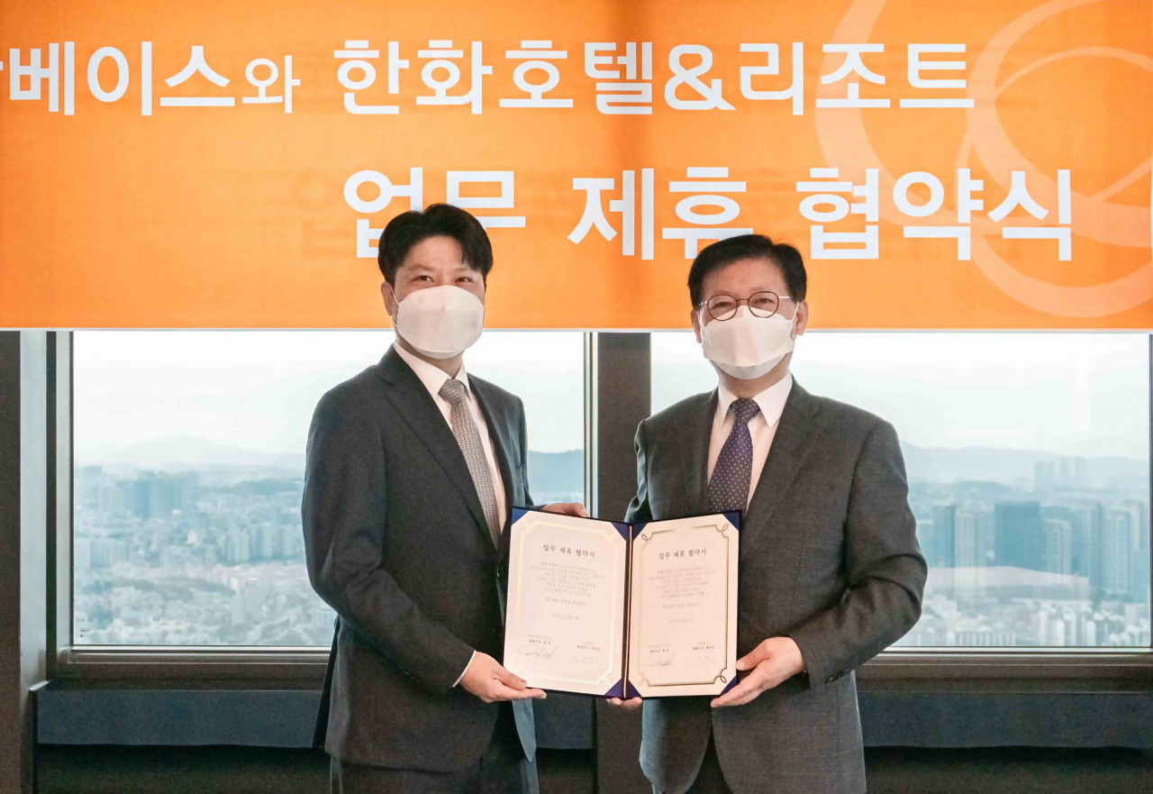 어반베이스 하진우(사진 왼쪽) 대표와 한화호텔앤드리조트 문석 대표가 협력 MOU를 체결하고 있다.