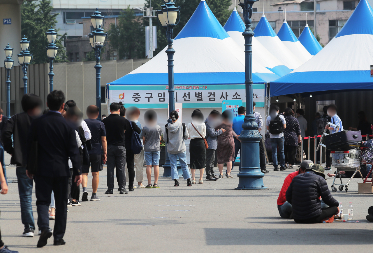 8일 오전 서울역 광장 중구임시선별검사소에서 시민들이 줄을 서 있다. 중앙방역대책본부는 이날 0시 기준으로 신규 확진자가 454명 늘어 누적 14만5091명이라고 밝혔다. 연합뉴스