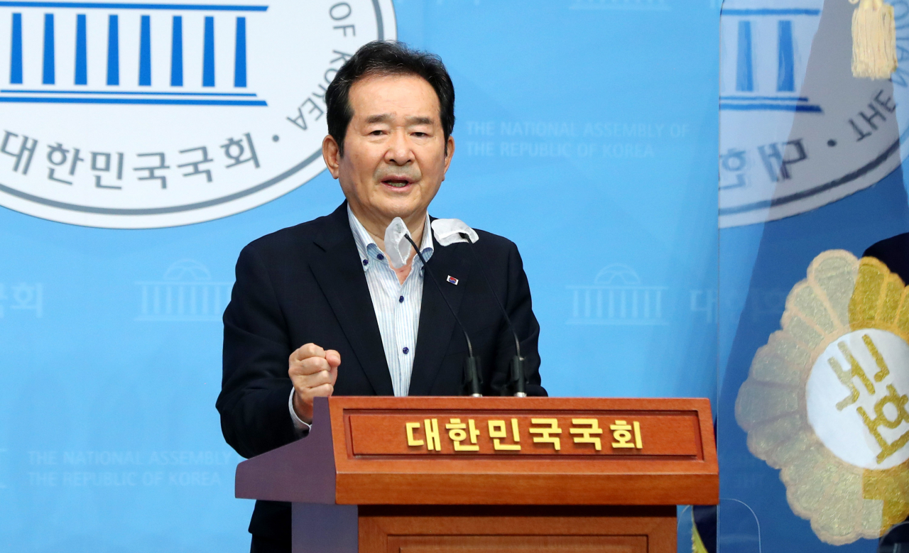 정세균 전 국무총리가 8일 오전 서울 여의도 국회 소통관에서 권력구조 개헌 구상 등을 밝히는 기자간담회를 하고 있다. [사진=이상섭 기자/babtong@heraldcorp.com]