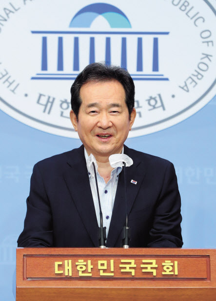 이낙연 더불어민주당 전 대표와 정세균 전 국무총리가 나란히 개헌론을 전면에 내세우며 대권행보에 속도를 붙였다. 사진은 8일 여의도 이룸센터에서 열린 국민 행복 추구권 보장을 위한 기본권 개헌 토론회에서 축사를 하는 이 전 대표(위쪽)와 같은 날 국회에서 기자간담회를 하고 있는 정 전 총리. 국회사진기자단·이상섭 기자
