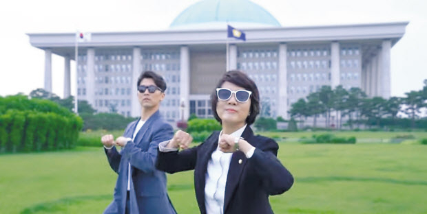 이영 국민의힘 의원의 ‘범 내려왔다’ 커버댄스 영상 ‘영 내려왔다’의 한 장면. [이영TV 갈무리]