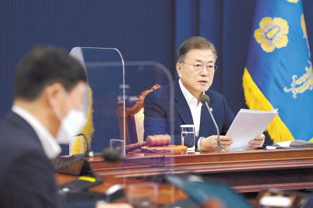문재인 대통령이 8일 오전 청와대에서 국무회의를 주재했다. 문 대통령은 모두발언에서 생산·소비·일자리에서 양극화가 큰 문제라고 했다. 또 양극화 해소를 위해 정책과 재원을 집중하라고 지시했다. [연합]