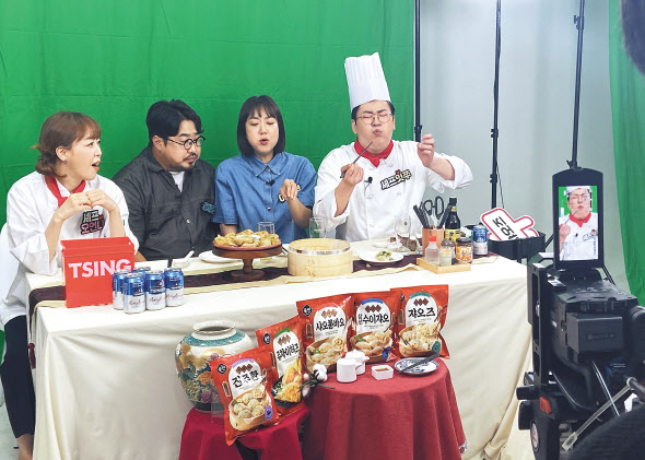 신세계푸드가 예능을 결합한 라이브방송으로 인기를 끌고 있다. 지난 4일 신세계푸드는 네이버 쇼핑라이브를 통해 신제품 ‘올반 중화만두’론칭행사를 가졌다. [신세계푸드 제공]