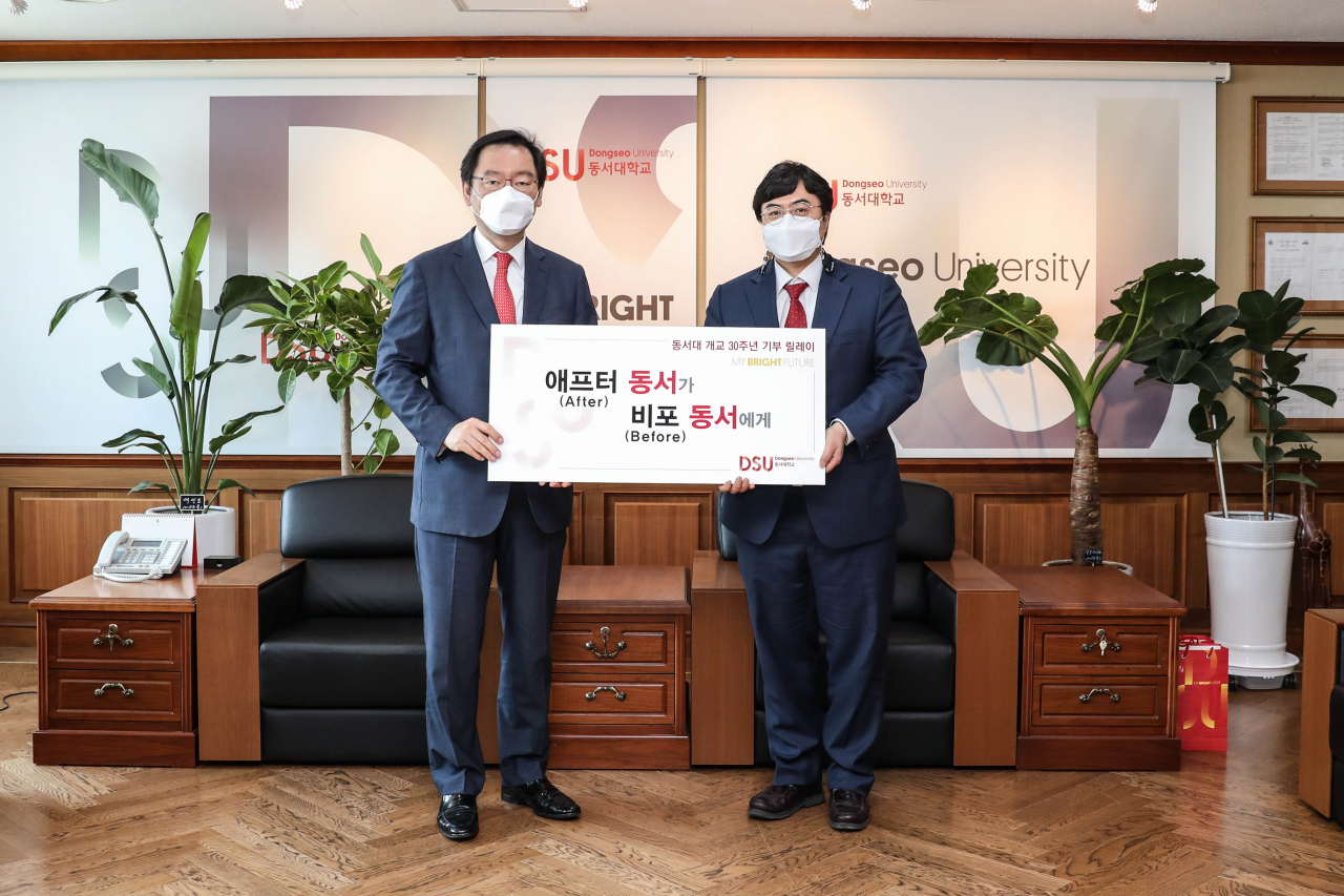 사진 좌측부터 장제국 총장, 한정호 동문. [동서대 제공]