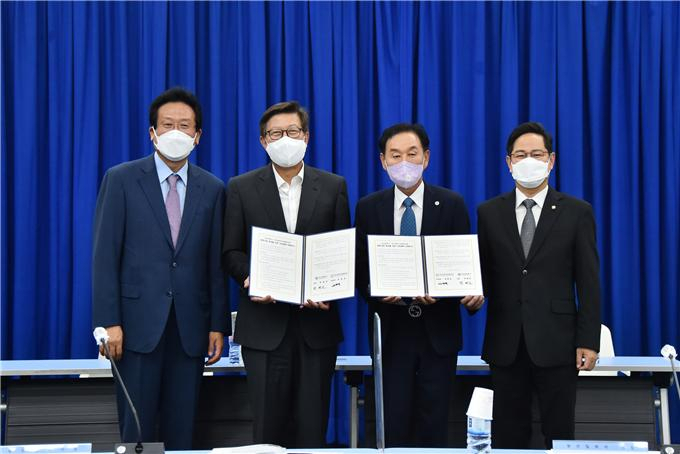 8일 부산시청에서 열린 부산시·부산로봇사업협동조함 업무협약 체결식 모습 [부산시 제공]