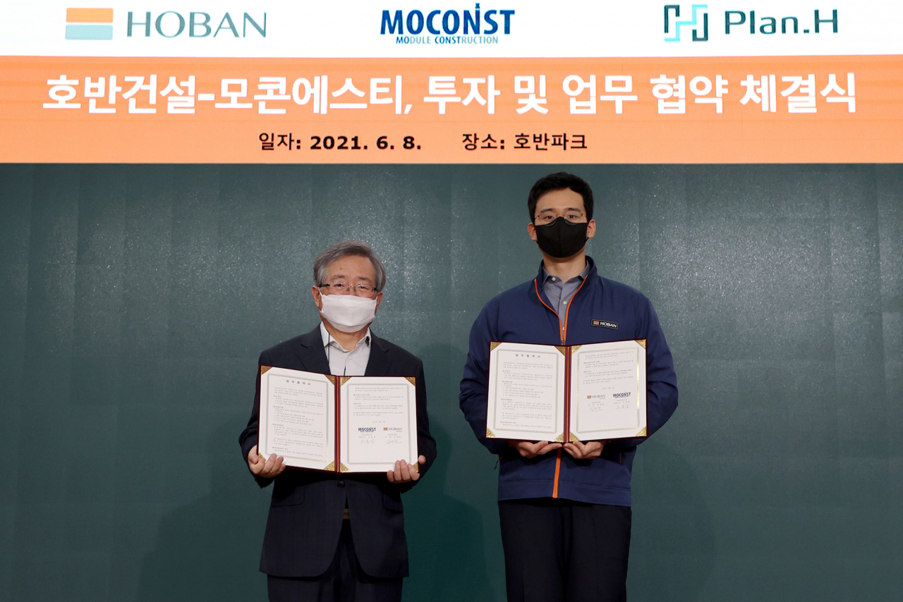 김대헌 호반건설 기획담당 사장(오른쪽)과 조용경 모콘에스티 대표이사가 8일 서울 서초구 우면동 호반파크에서 투자 및 업무 협약을 체결한 뒤 기념촬영을 하고 있다. [호반건설 제공]