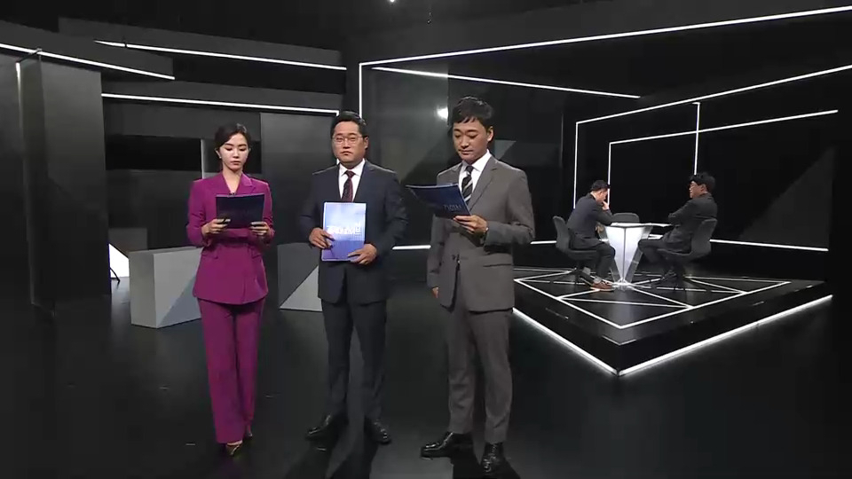 왼쪽부터, 신설된 '썰전 라이브'의 강지영 아나운서, 박성태 기자, 이성대 기자.