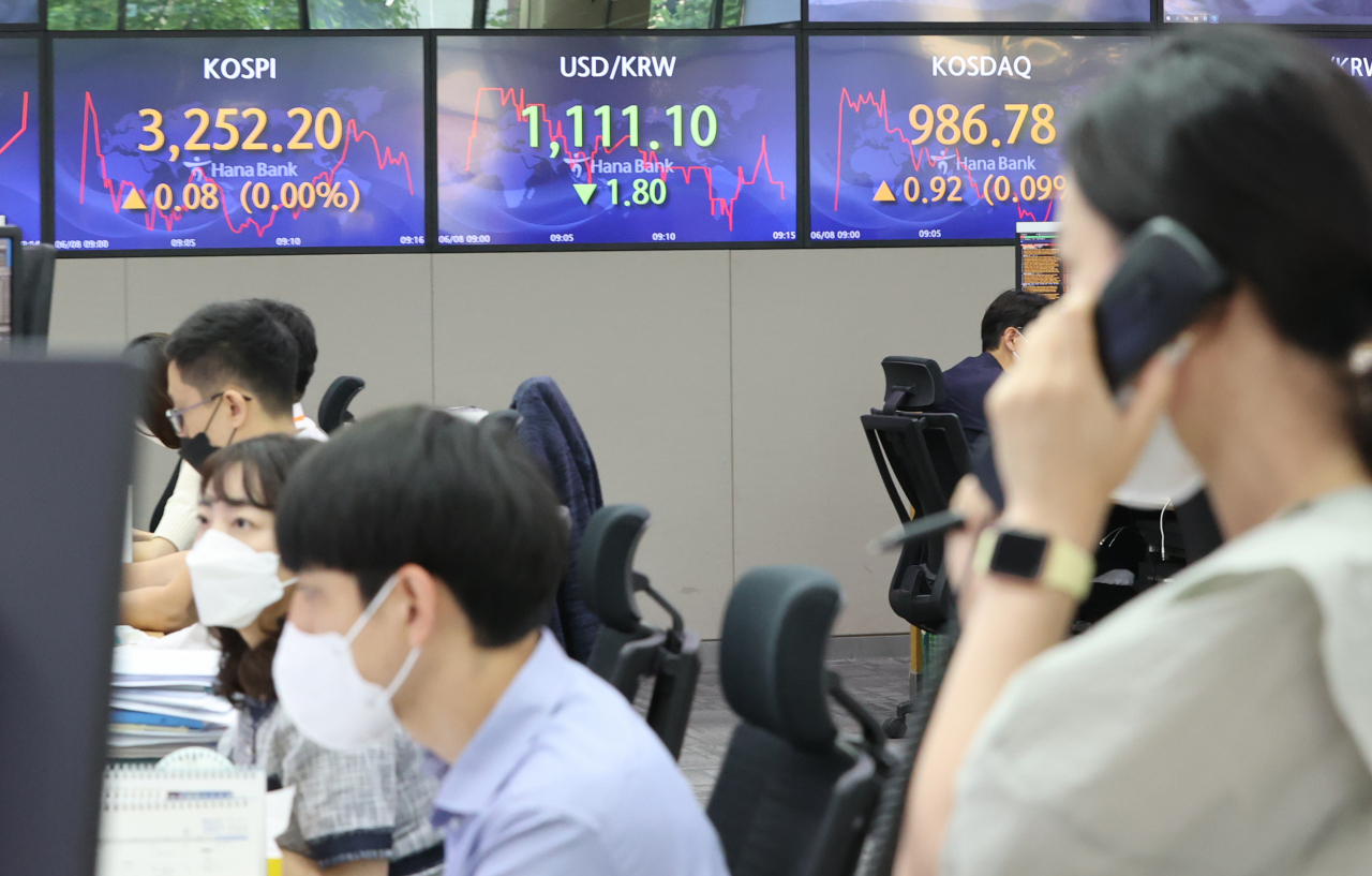 코스피가 보합세로 장을 시작한 8일 오전 서울 중구 하나은행 딜링룸에서 딜러들이 대화하고 있다. [연합]