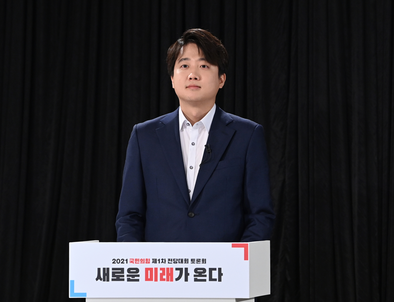 국민의힘 당대표에 출마한 이준석 후보가 8일 오전 서울 용산구 효창동 백범김구기념관에서 열린 국민의힘 제1차 전당대회 '오른소리 토론회'에 참석해 토론 준비를 하고 있다. [국회사진기자단]