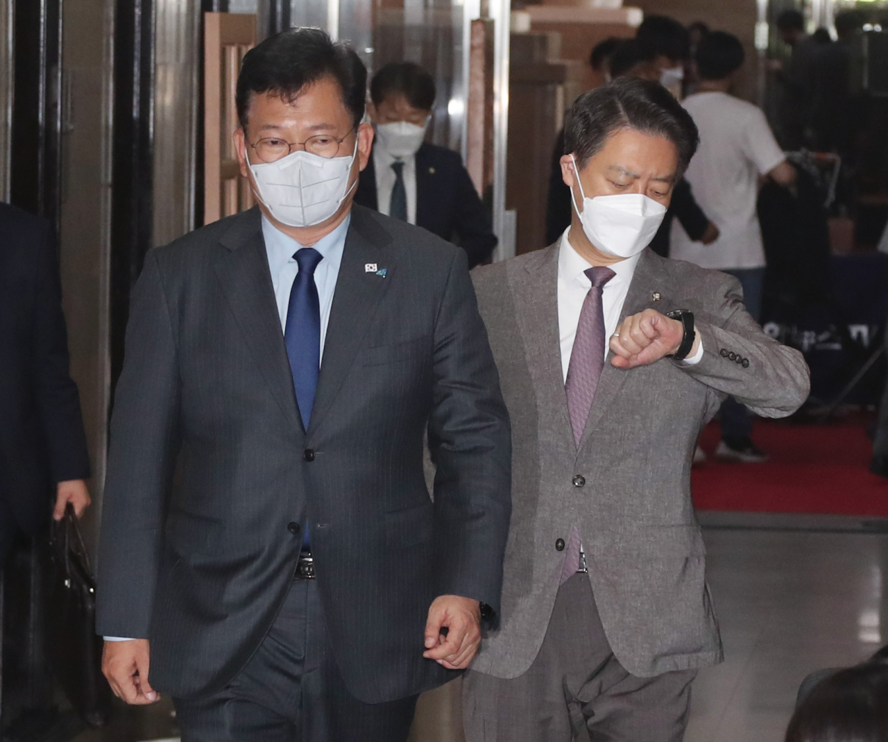 송영길 더불어민주당 대표가 8일 오전 국회에서 열린 비공개 최고위원회 회의에 참석하기 위해 대표 회의실로 향하고 있다. 이상섭 기자/