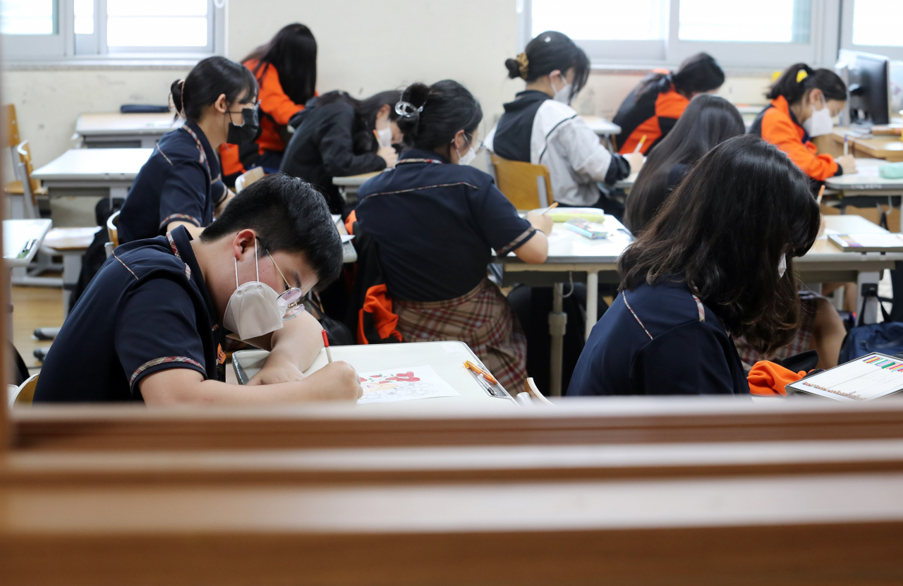 전남 지역 전체 초·중·고등학교가 전면 등교를 시작한 7일 오후 전남 여수시 여수웅천중학교에서 학생들이 수업을 받고 있다. 전남도교육청은 이날부터 도내 초·중·고 822개교, 20만3000명의 모든 학생이 매일 등교 수업을 할 수 있도록 했다. [연합]