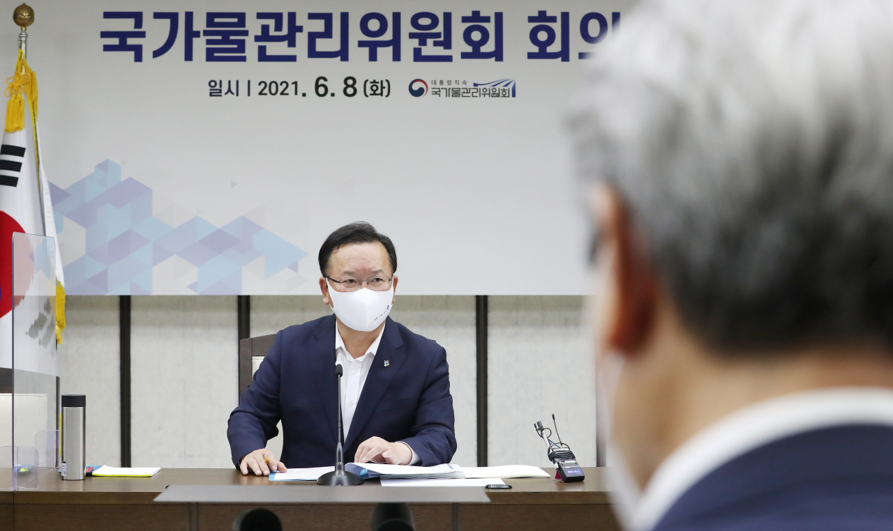 김부겸 국무총리가 8일 오후 정부세종청사에서 서울·대전청사와 영상으로 연결해 열린 국가물관리위원회를 주재하며 발언하고 있다. [연합]