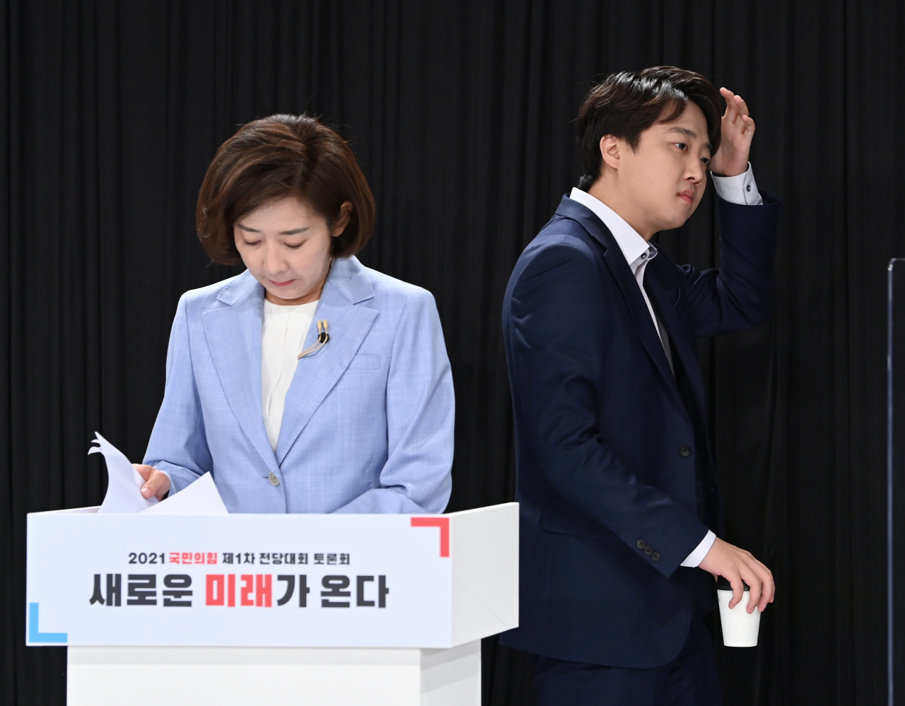 국민의힘 당대표에 출마한 나경원, 이준석 후보가 지난 8일 오전 서울 용산구 효창동 백범김구기념관에서 열린 국민의힘 제1차 전당대회 '오른소리 토론회'에 참석해 토론 준비를 하고 있다. [연합]
