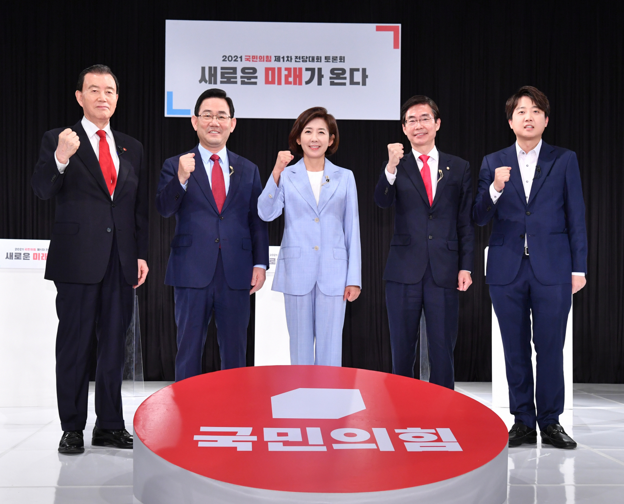 국민의힘 당대표에 출마한 홍문표(왼쪽부터), 주호영, 나경원, 조경태, 이준석 후보가 8일 오전 서울 용산구 효창동 백범김구기념관에서 열린 국민의힘 제1차 전당대회 '오른소리 토론회'에 앞서 기념촬영하고 있다. [연합]