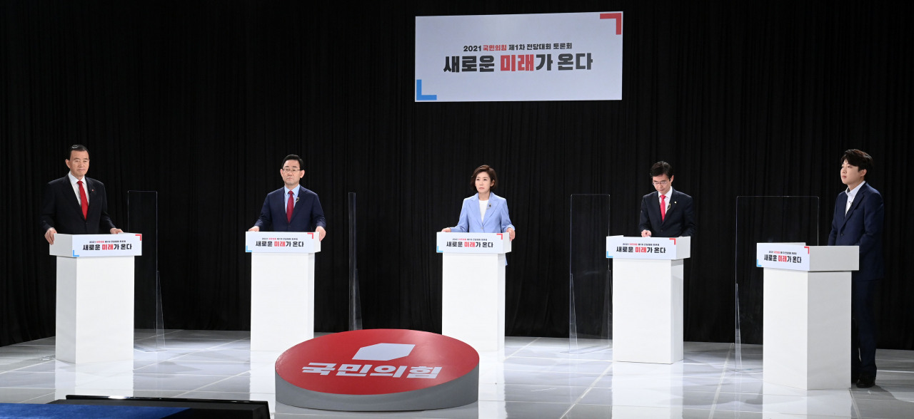 국민의힘 당권 주자인 이준석(오른쪽부터), 조경태, 나경원, 주호영, 홍문표 후보가 8일 서울 용산구 백범김구기념관에서 열린 국민의힘 유튜브 공식채널 오른소리 합동토론회에서 토론을 준비하고 있다. [연합]